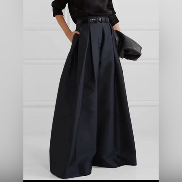 Career Babe - Picture 4 of 4